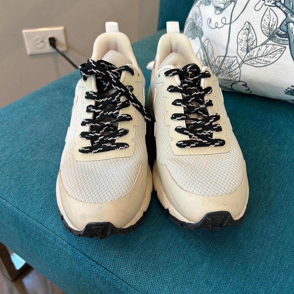✨Veja (GUC) Running Sneaker Size US 5-5.5 / EU 36✨
